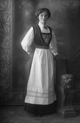 Portrett, kvinne i hardangerbunad. Birgitte Sunde.