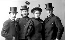 Gruppeportrett, to menn og to kvinner i yttertøy. Arkitekt R