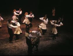 Norsk Folkemuseums dansegruppe   danser i Nasjonalteateret 7