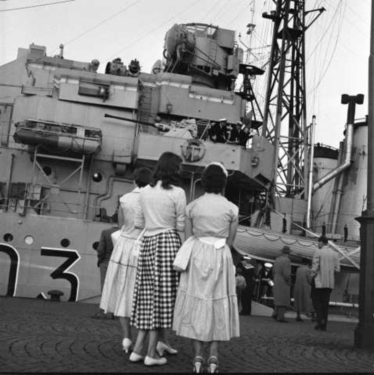 Jageren KNM Oslo (D303) på havna, juni 1956. Flåtebesøk, kvinner på kaia.