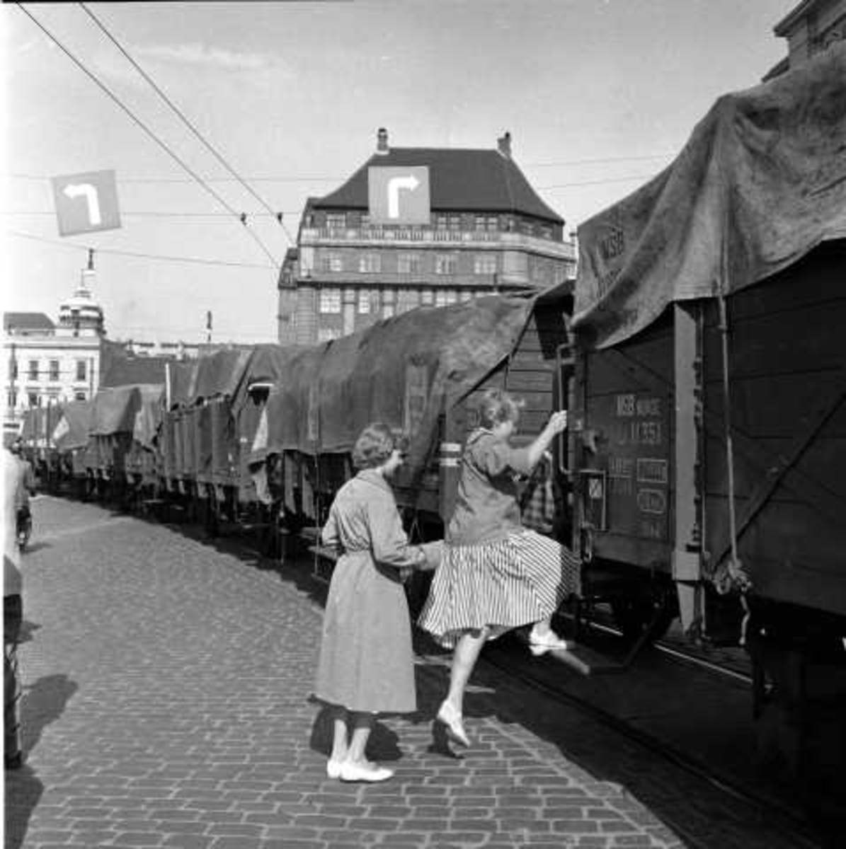 Tog som sperrer trafikk, Østbanen, Oslo 1956.