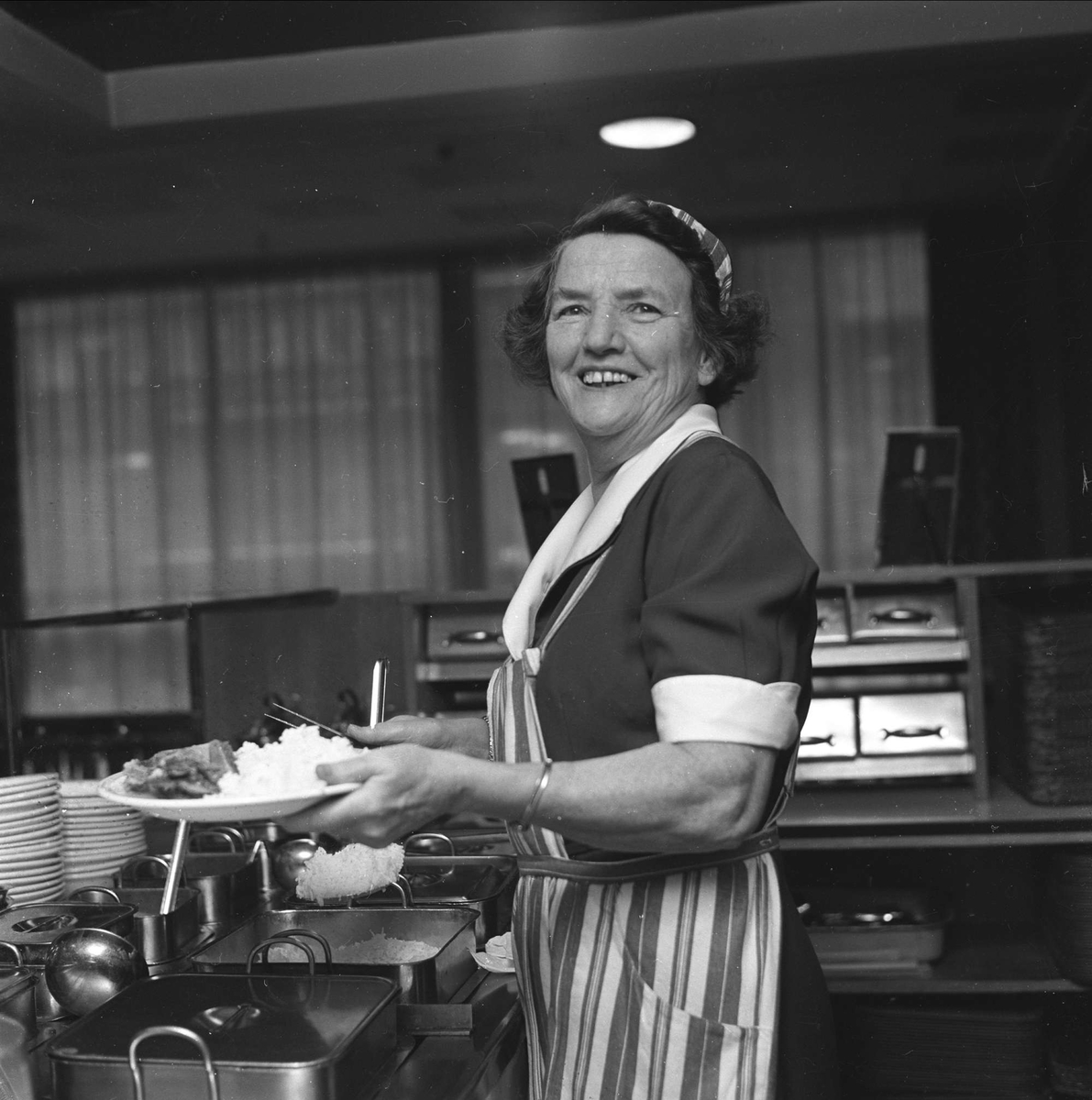 Kokk i restaurantkjøkken, ant. Oslo januar 1963.