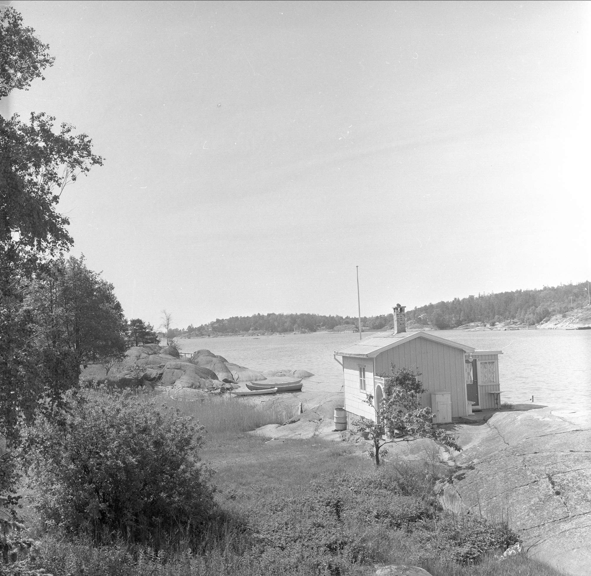 Son, Vestby, Akershus, 04.06.1960. Hytte ved sjøen.