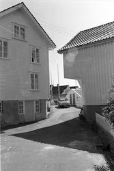 Hidra, Flekkefjord, juli 1968. Vei mellom hus.