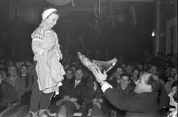 Vinterskiuka åpnes på Geilo, Hol, januar 1961. Moteoppvisnin