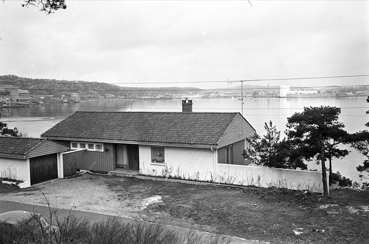 Kristiansand, april 1967. Villa med utsikt over fjorden og byen.