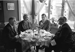 Fra Rådhusgata, Oslo 11.02.1965. Gruppe mennesker som har sp