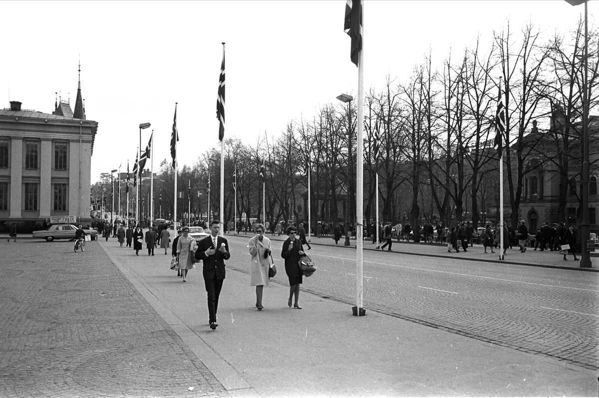 8.mai feiring 1965, 20-års jubileum.
Fra Oslo, 08.05.1965. Festkledd Karl Johansgate ved Universitetsplassen.