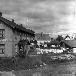 Strømmen, Skedsmo, Akershus, 10.09.1957. Trehus med klesvask