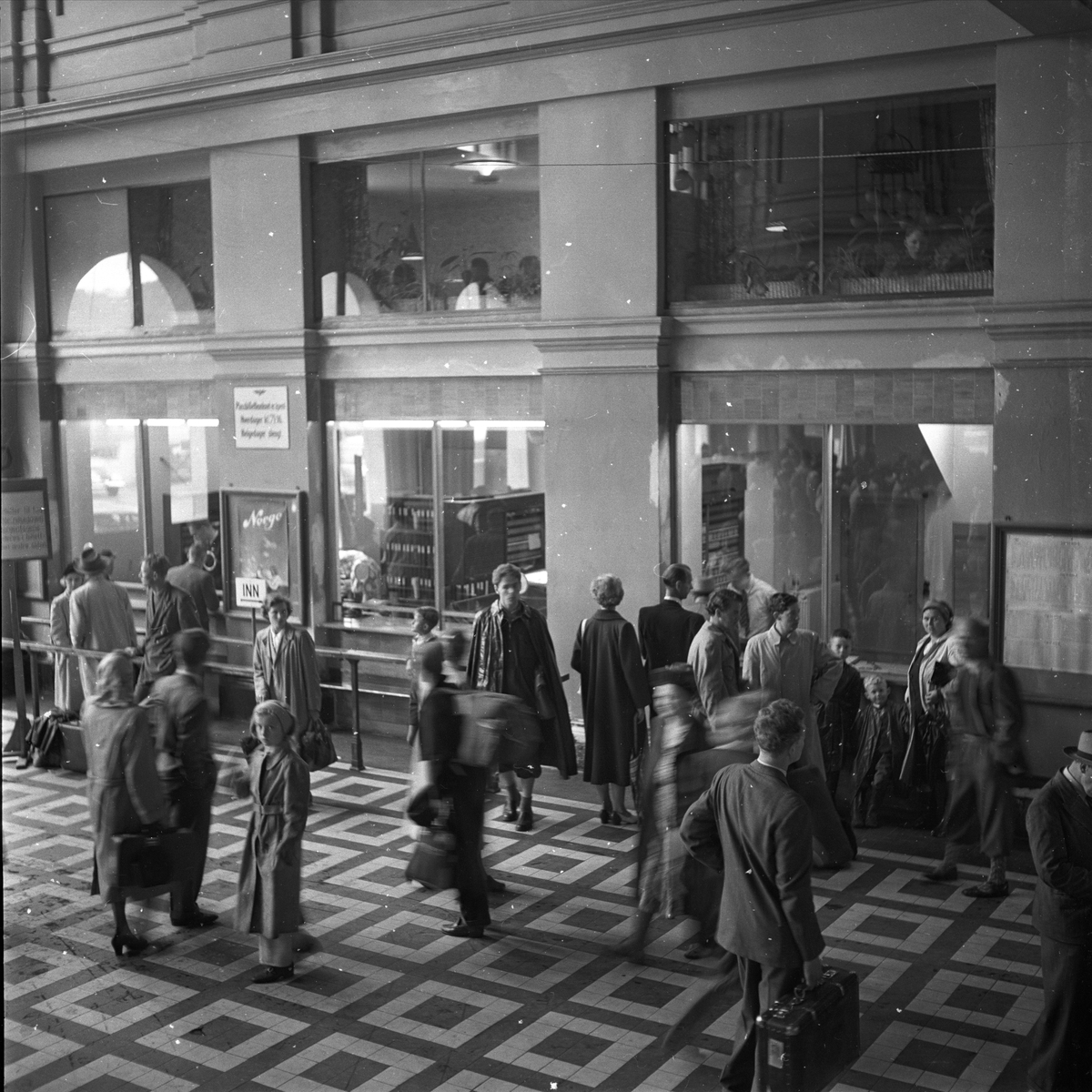 Jernbanetorget 1, Oslo, juli 1950. Østbanestasjonen, hallen.