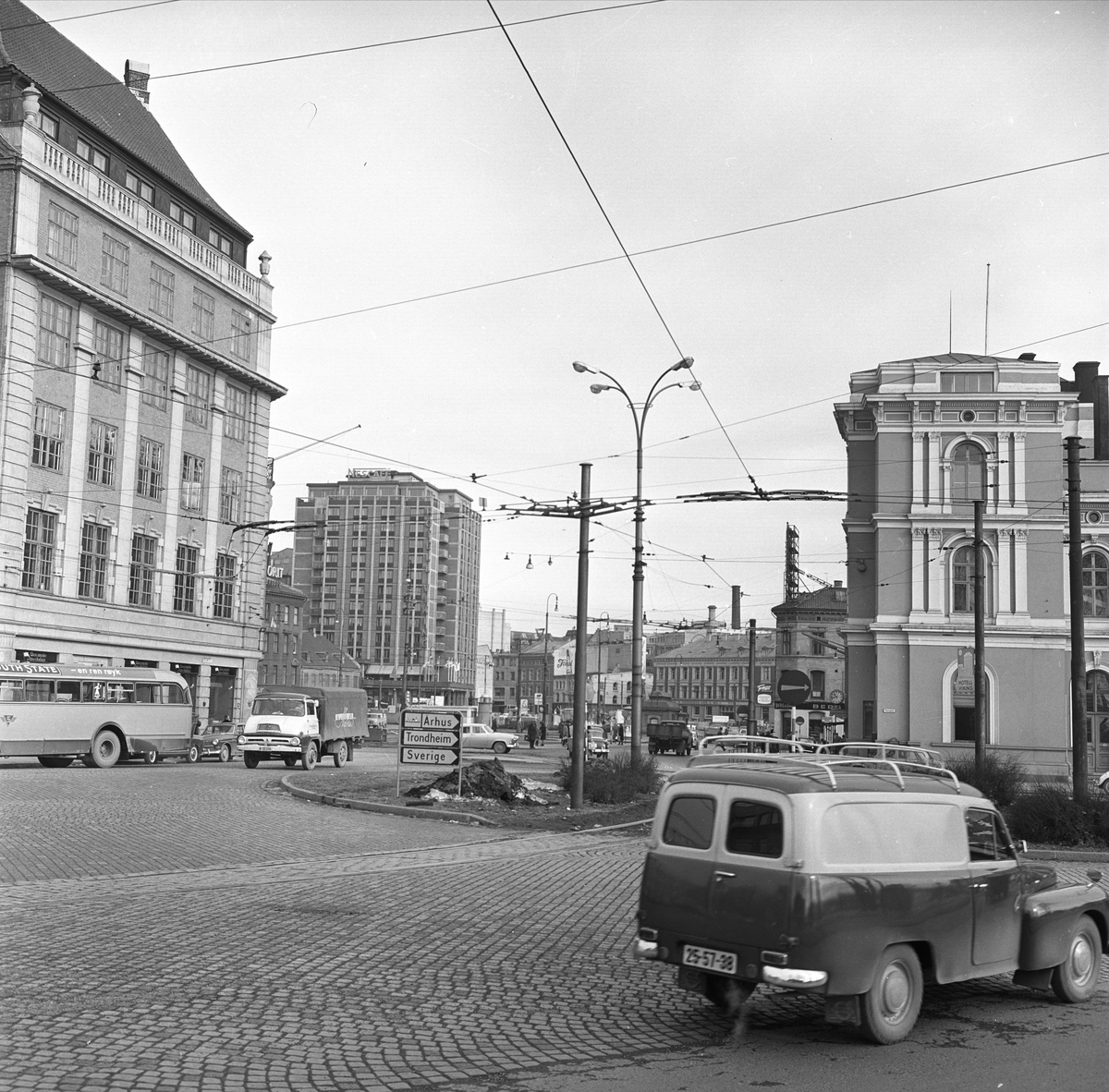 Jernbanetorget 1, Oslo, 02.05.1963. Østbanestasjonen, bygårder og trafikk.