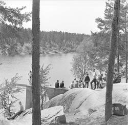 Ulsrudvannet, Oslo, 26.05.1964. Badeliv. Mennesker ved vanne