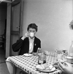 Blindern, Oslo, november 1958. Studentbyen. Student spiser.