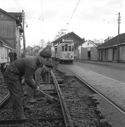 Strømsveien, Oslo, 20.12.1956. Skinnearbeid.