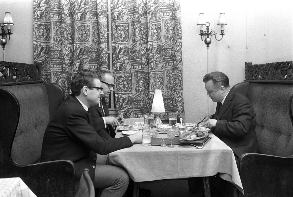 Stortingsgata 6, Oslo, oktober 1969. Rennebarth restaurant. Menn rundt bord.