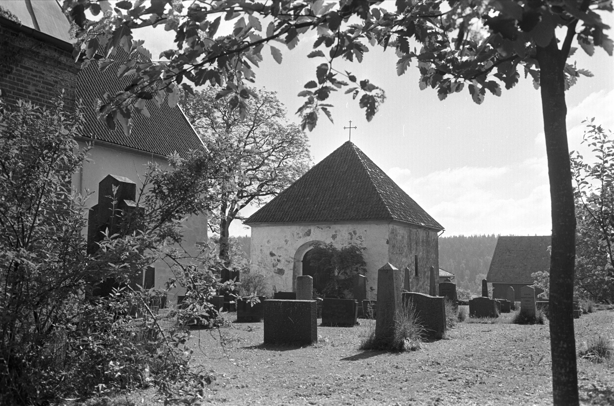 Gravlund ved Skjeberg kirke.