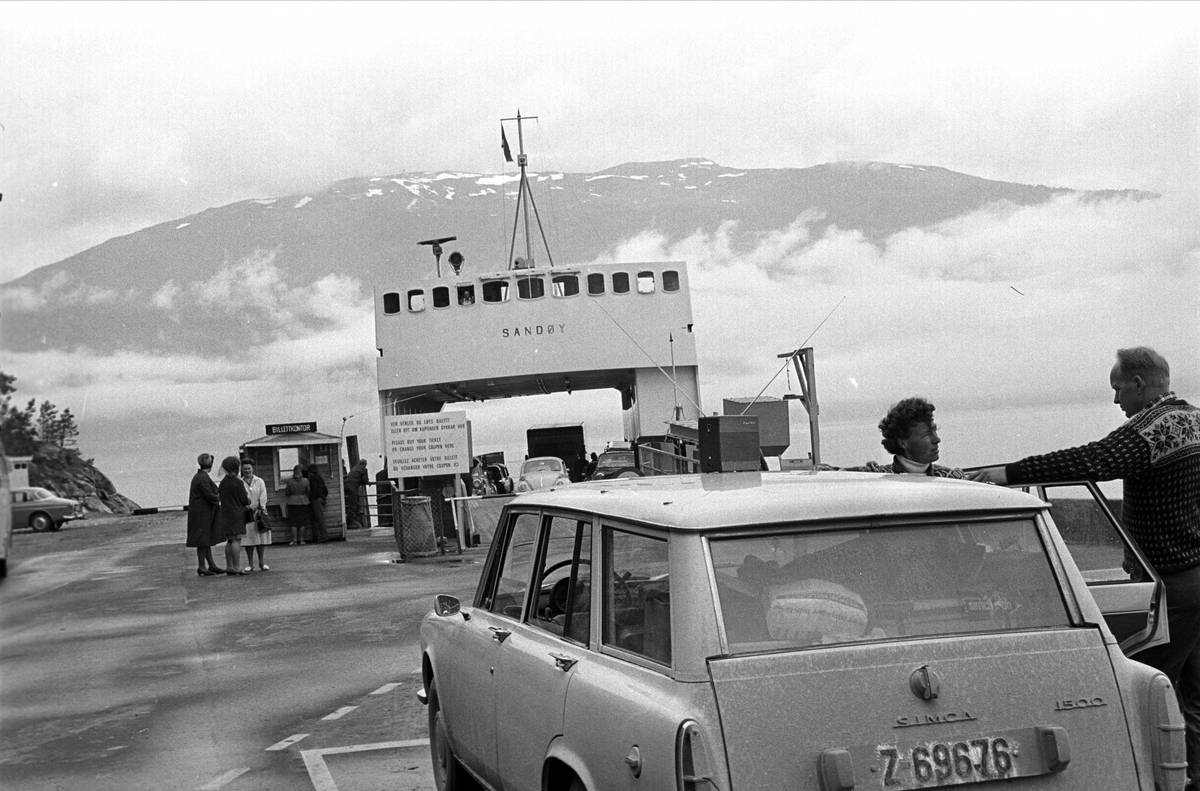 Fra Sogn 01.08.1967. Bil som venter på fergen i Jostedalen.
