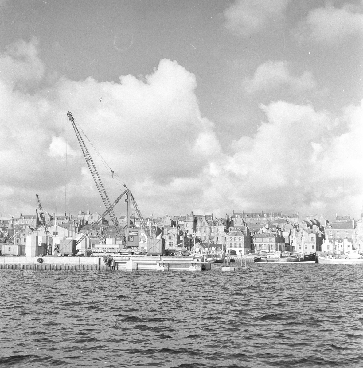 Pigghåfiske på Shetland.
Shetland, 14-22. mai 1958, oversikt over byens bebyggelse og kaia.