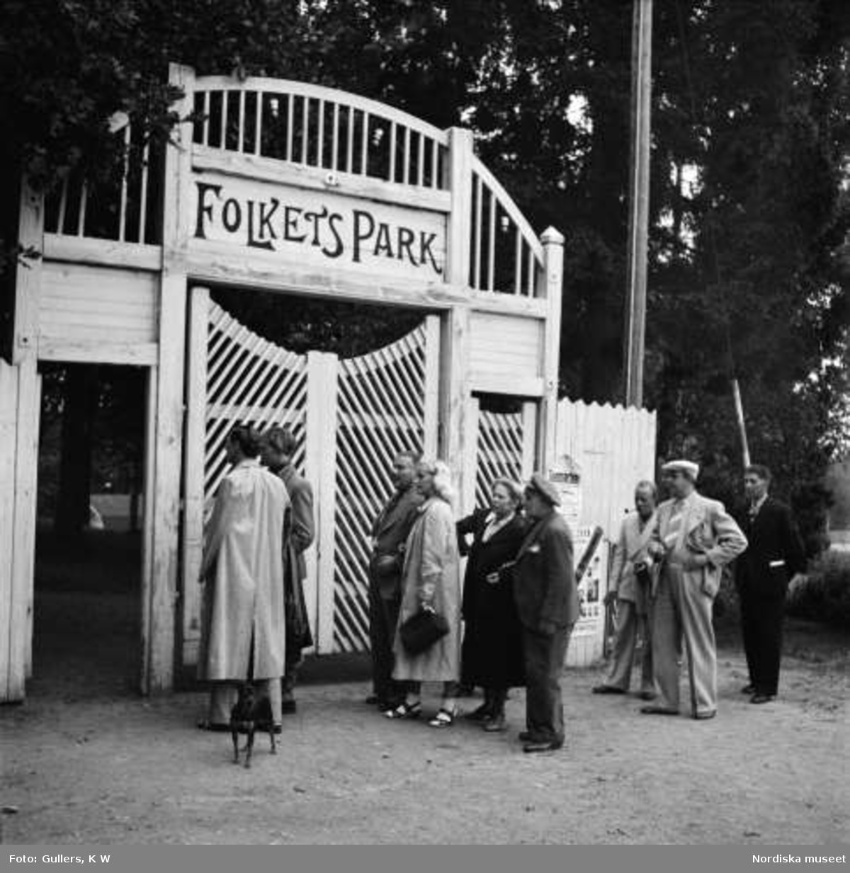 Grupp med människor vid ingången till Folkets park i Flen 1940.