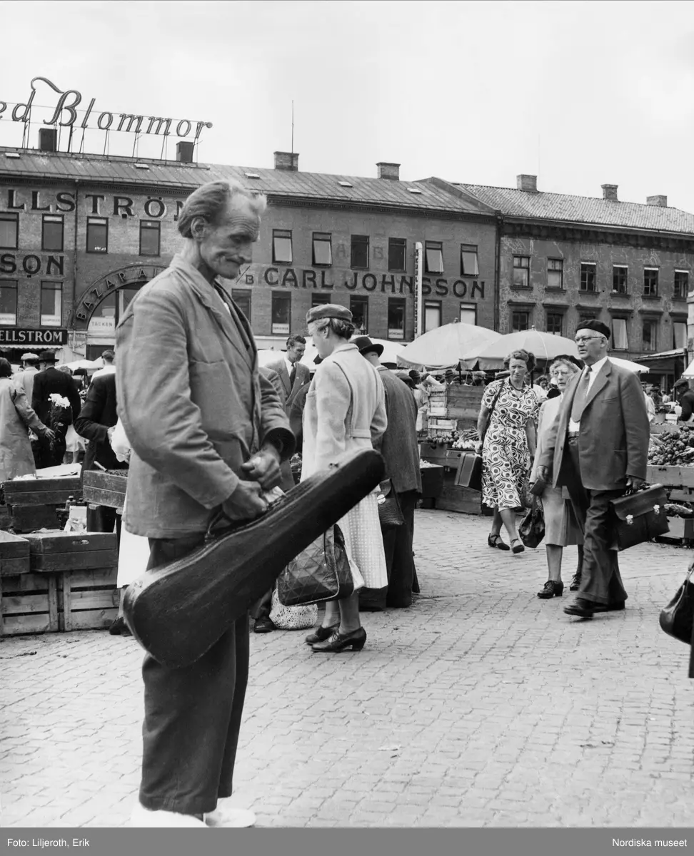 Göteborg, Kungstorget. I förgrunden en man med ett fiolfodral