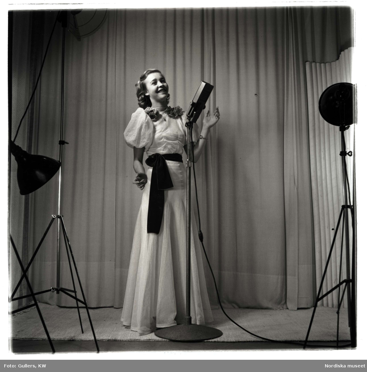 Sångerskan Alice "Babs" Sjöblom f. 1924, i studion.