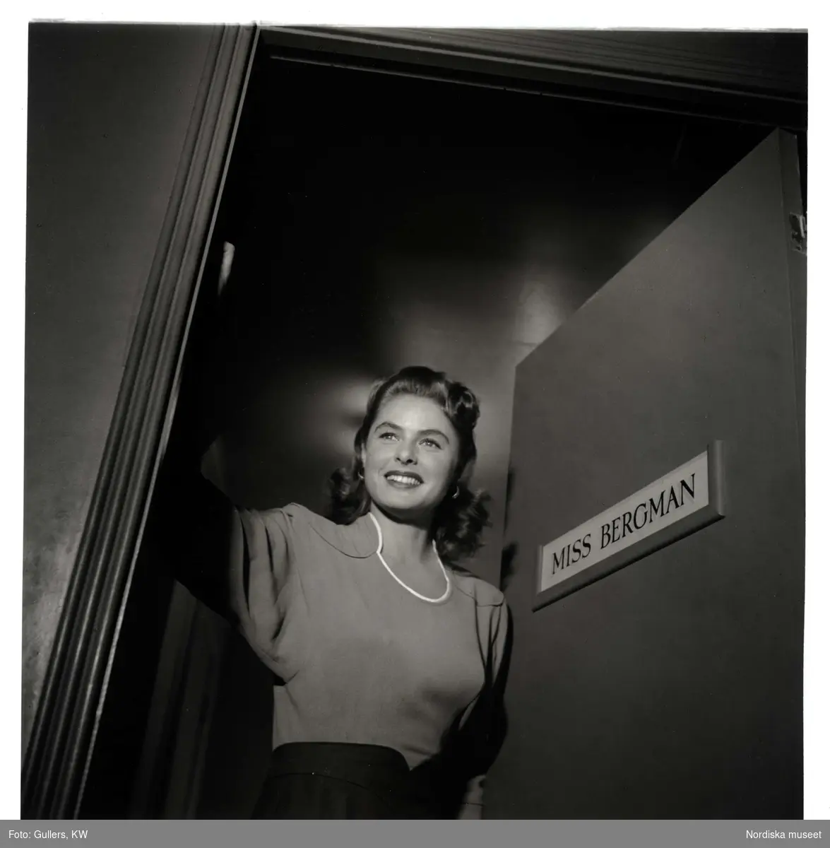 Filmskådespelerskan Ingrid Bergman i sin loge i Hollywood, 1945.