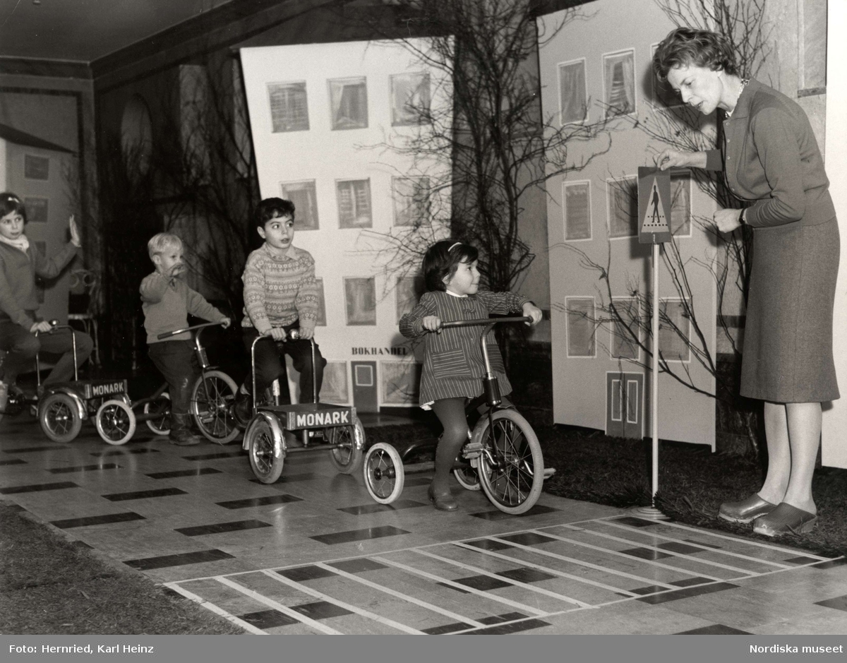 Förskola. Trafiklektion inomhus. Barn på cyklar stannar vid övergångsställe