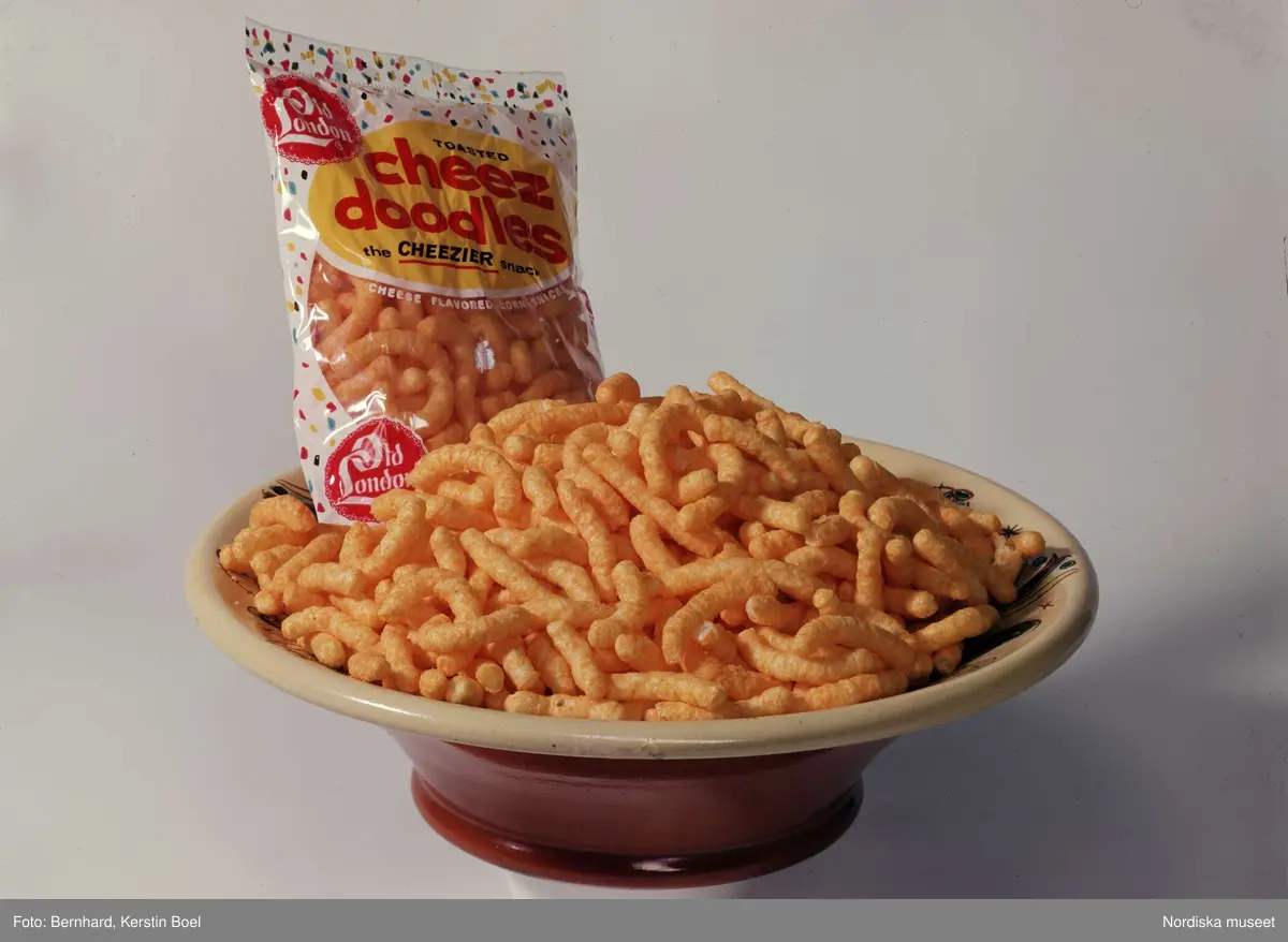 En påse och en skål med ostbågar "Cheez doodles" Old London