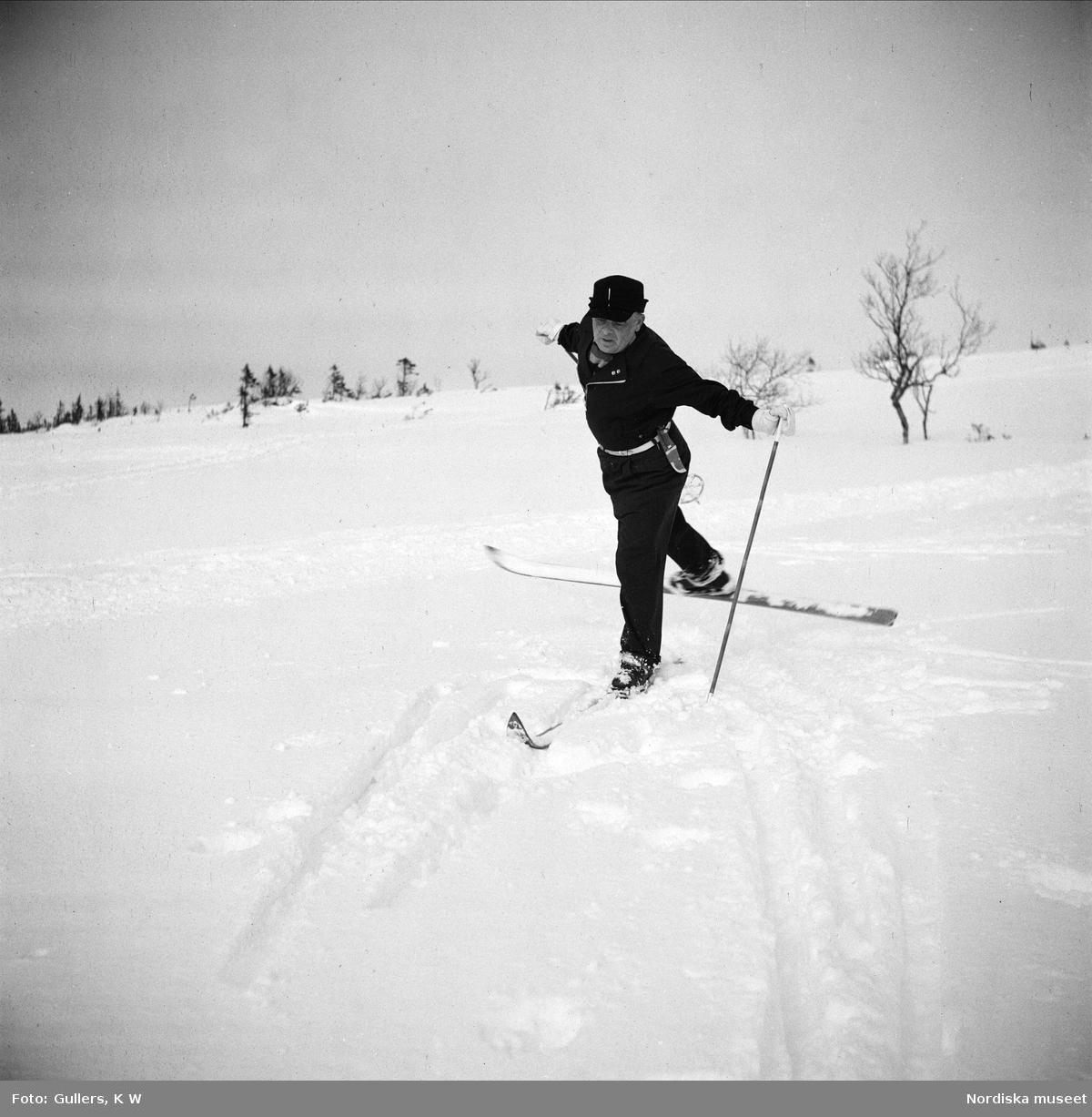 Skidåkning. Evert Taube gör ett lappkast med skidor.