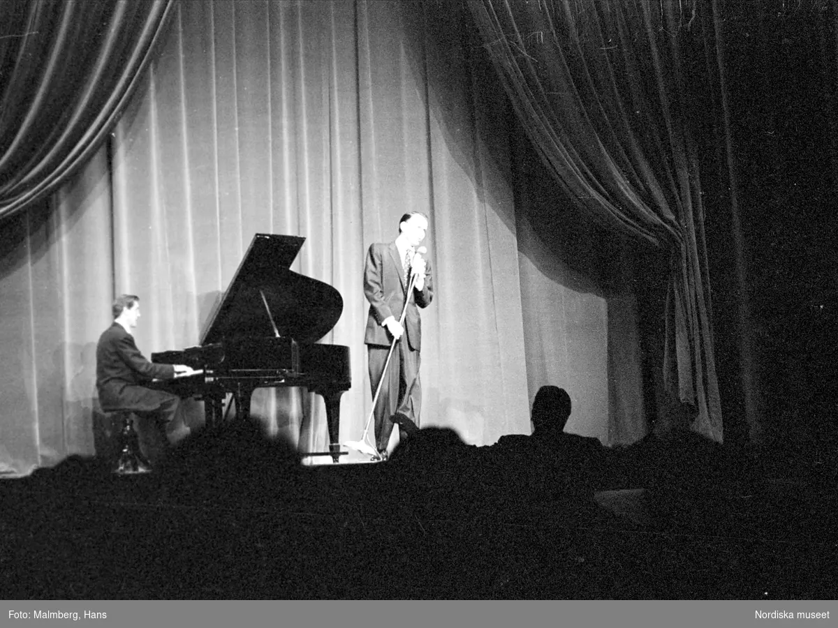 Frank Sinatra på scen tillsammans med pianist vid flygel under Sverigeturnén, Finspångs Folkets park. 