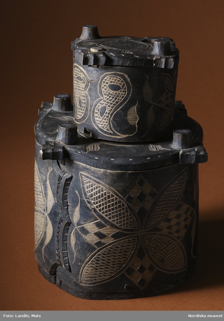 Folkkonst. Svepask från Värmland med utskuret mönster på mörk yta. Nordiska museets föremål.