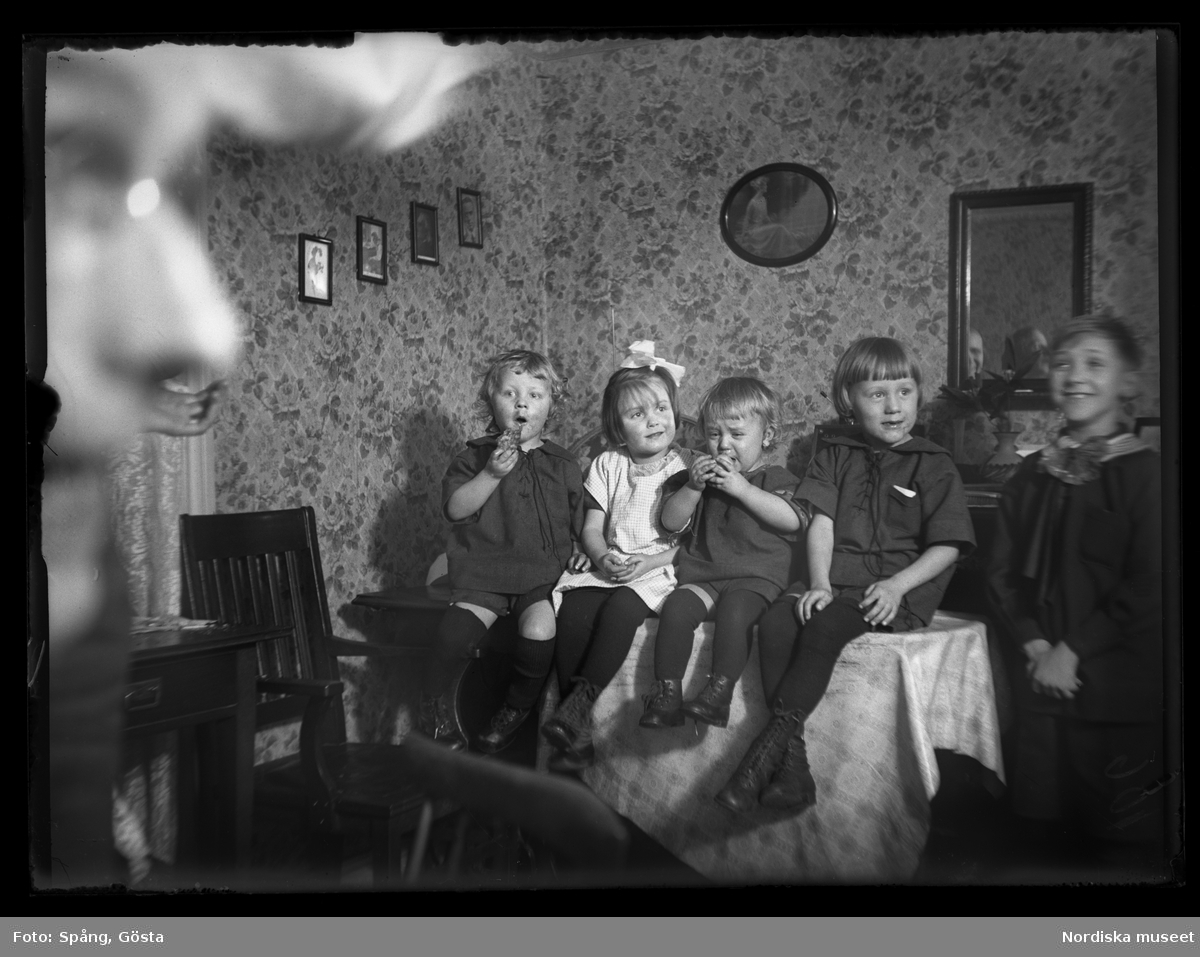 Gruppbild, barn. "Bosse, Britta, Hasse, Åke, Arne, Iffas näsa. Clevegränd. Söndag 25 januari 1925. Kl 7.45"