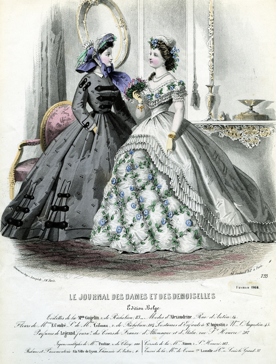 Tryck. Modebild från "Le Journal des dames et des demoiselles". Februari 1864. Två kvinnor i en salong. Den ena bär en svart klänning och utsmyckad hatt, den andra en vit klänning med påsydda blommor och en mindre hatt. I håruppsättninge , blommor.