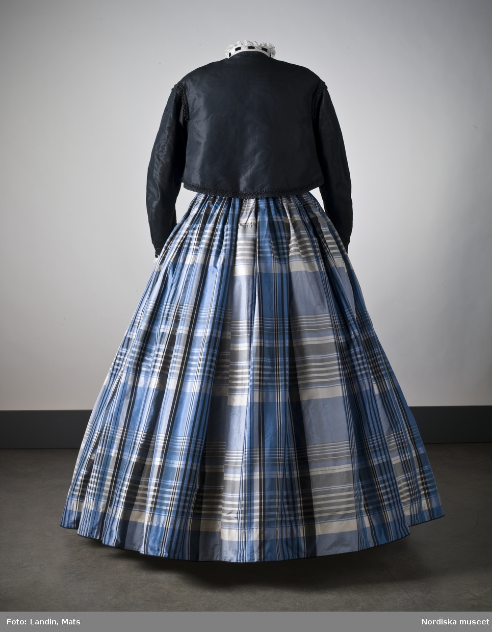 Sidenklänning med liv och kjol. 1850-tal. Nordiska museet inv nr 117892.