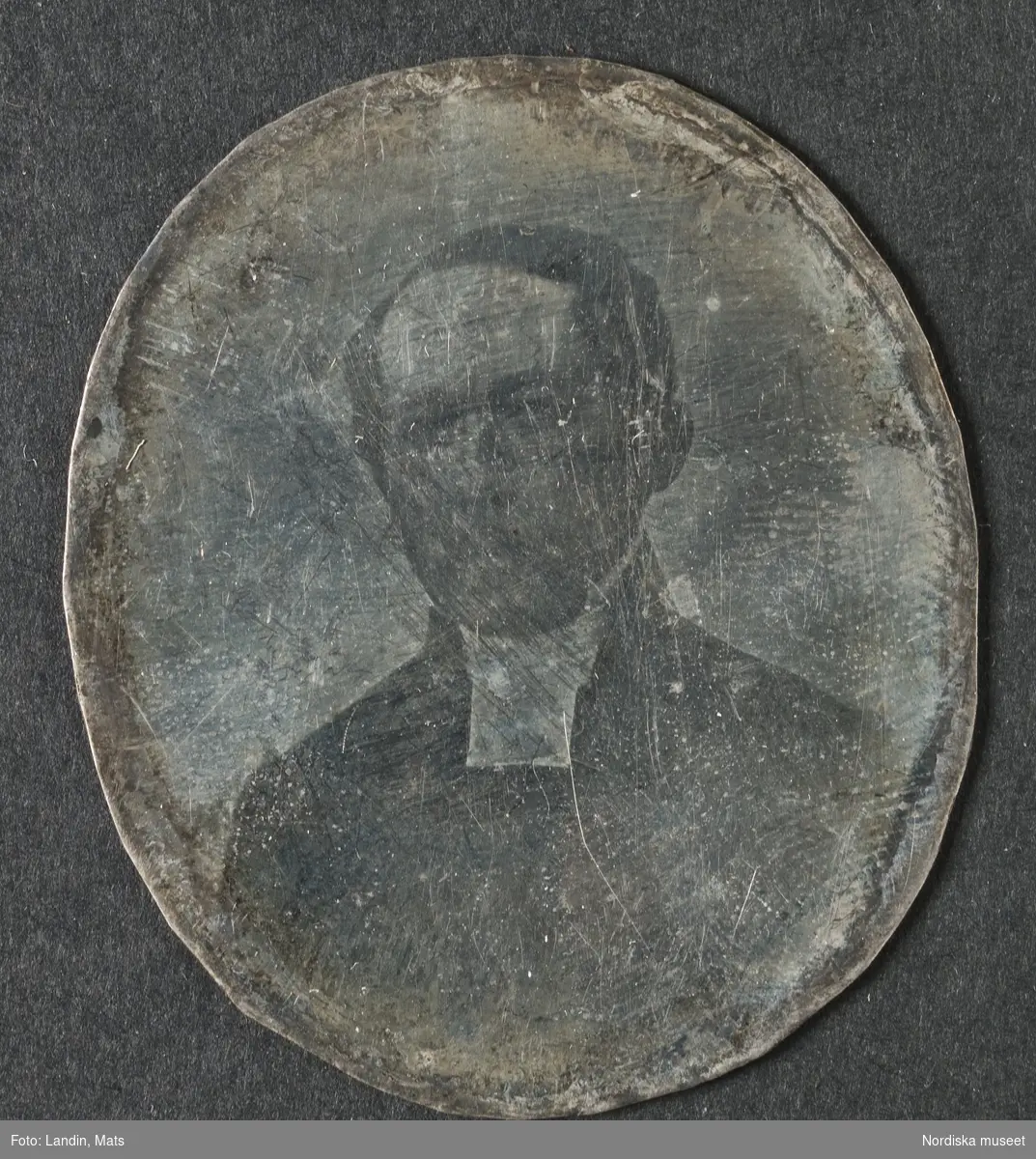Porträtt av man i prästdräkt. Dagerrotyp / daguerreotyp. Nordiska museet inv.nr 205455.
-
Portrait of an unidentified clergyman. Ninth-plate daguerreotype.