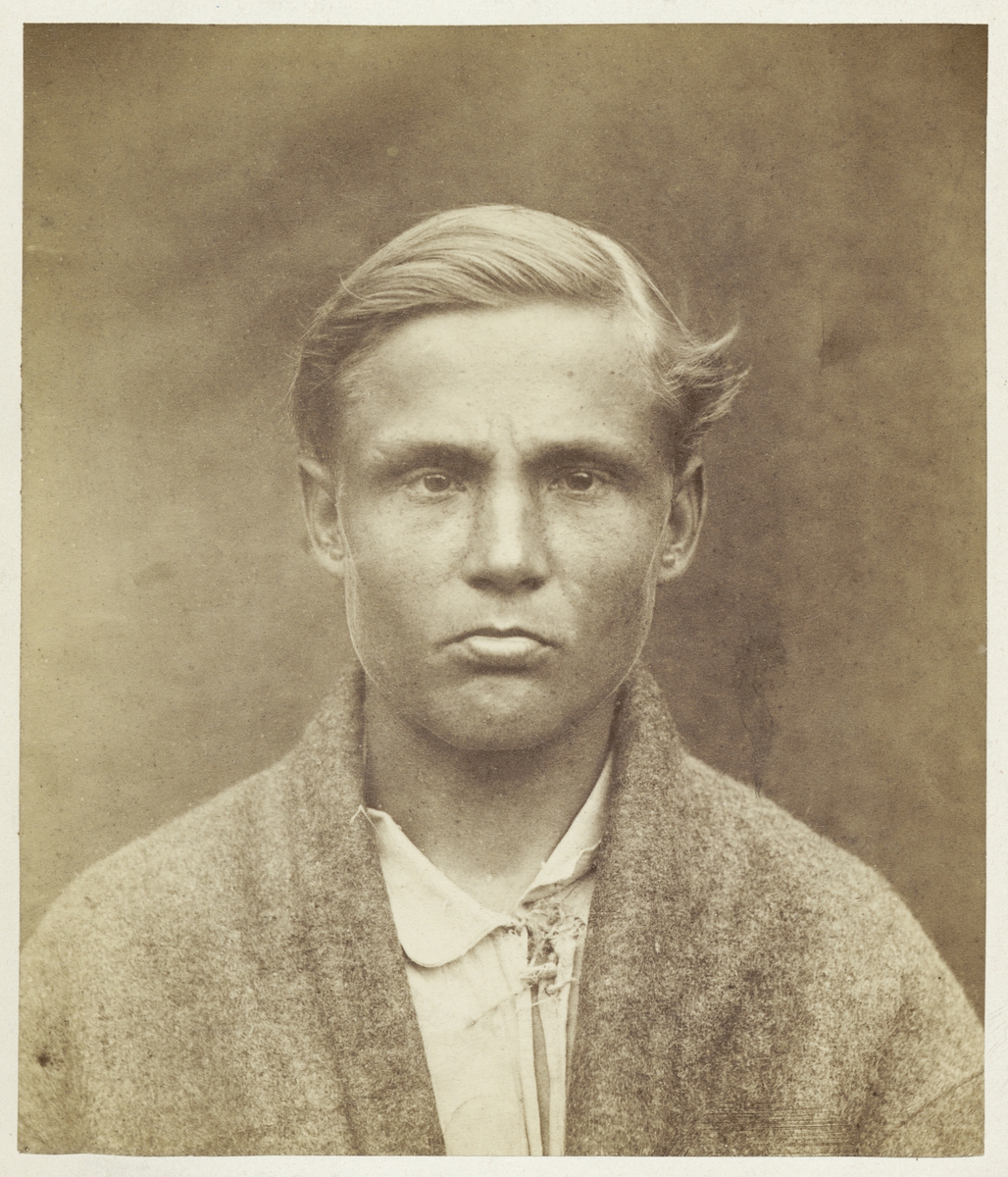 Porträtt, bröstbild, av ung man från Tavastehus, Finland.