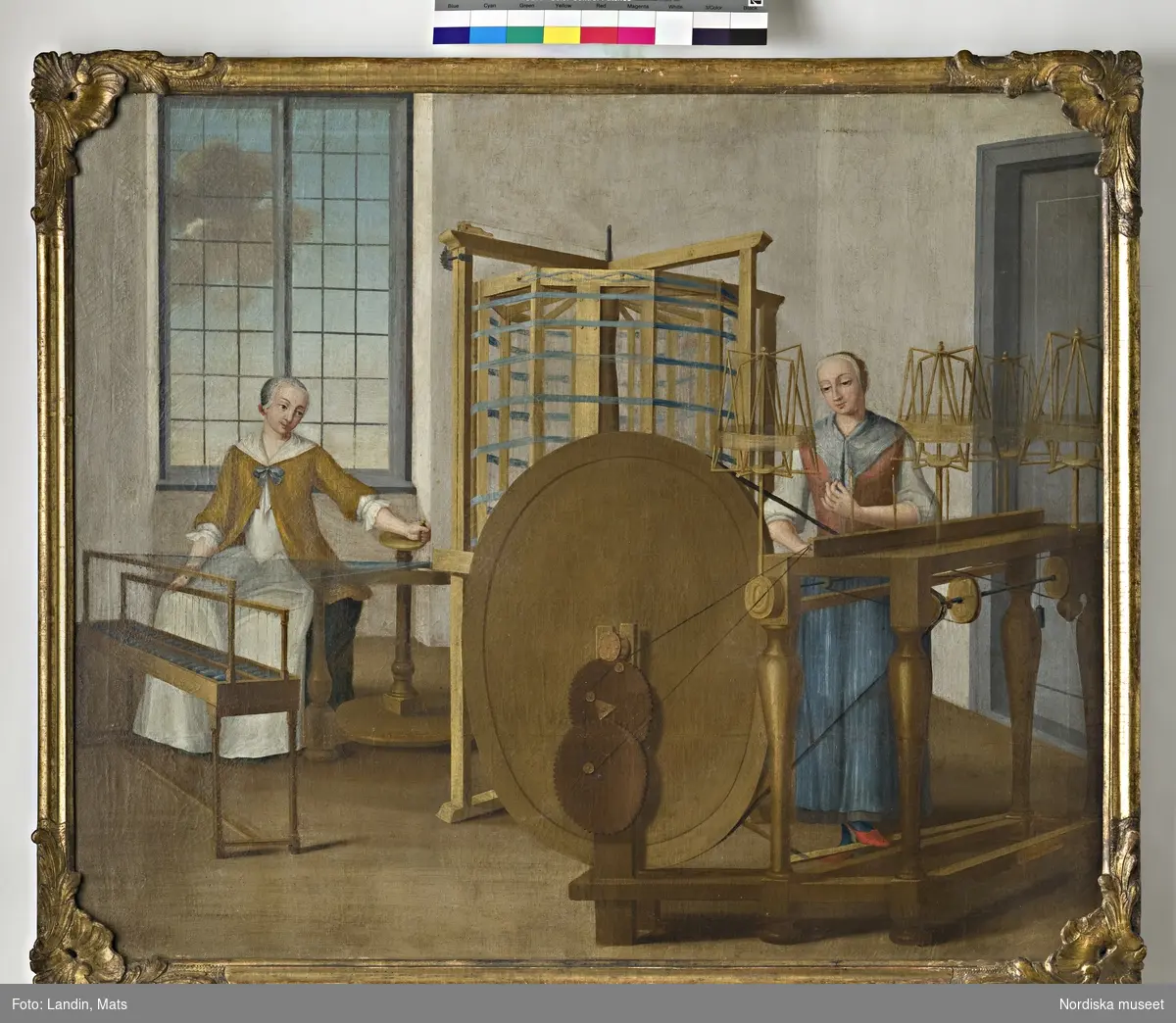 Oljemålning. Scener från ett silkespinneri under 1700-talet. Varpning och tvinning. Två kvinnliga figurer. Har tillhört sidenfabrikör Rudolf Stenberg, Stockholm.