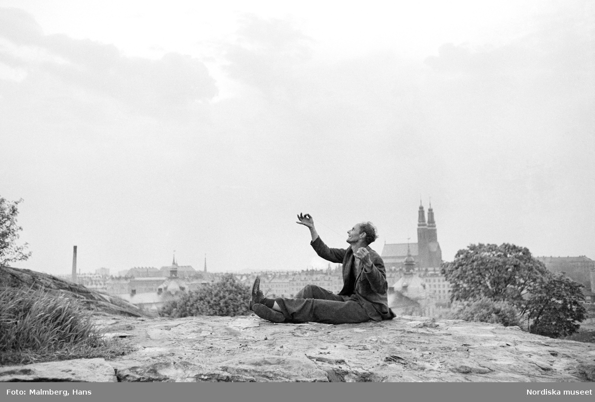 Tantolunden, Stockholm 1953. En hemlös man håller upp en sytråd.