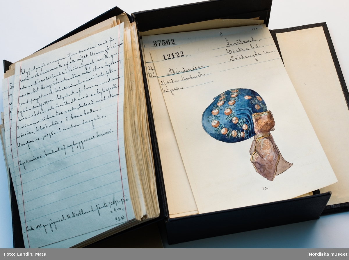 Katalogkort över bindmössor i Nordiska museets samlingar