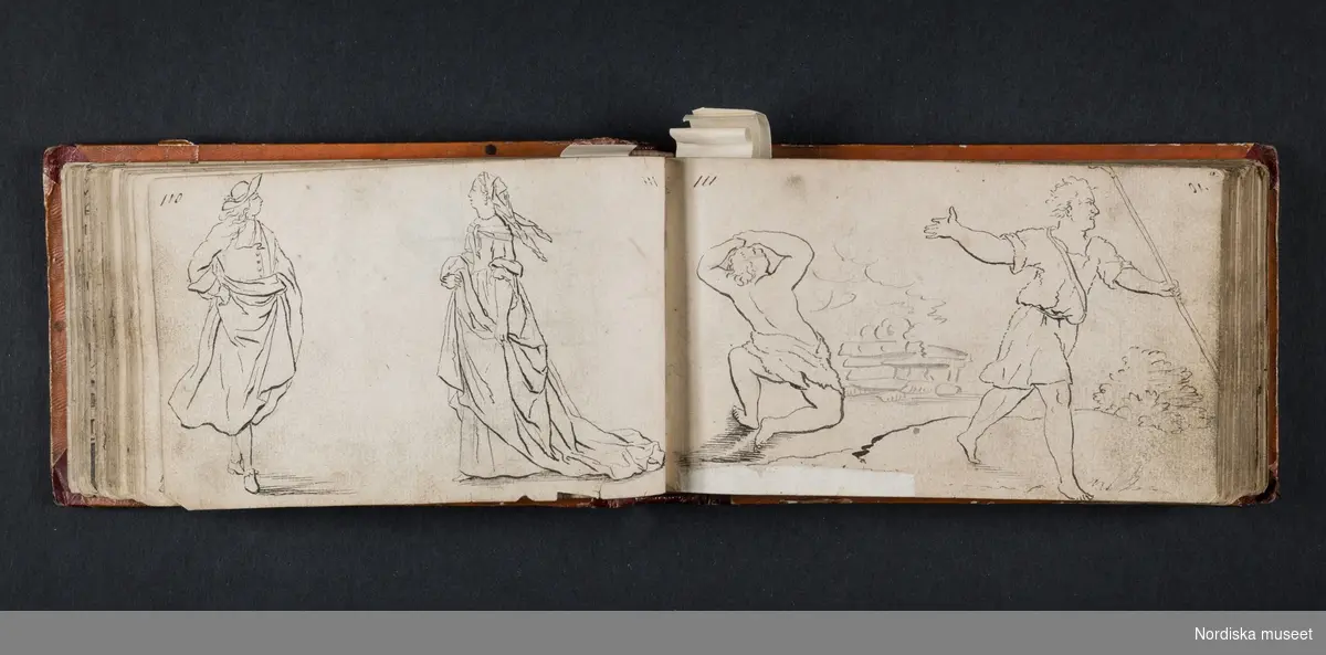 "Röda boken". Liten bok med initialerna H B på framsidan och årtalet 1728 på baksidan. Boken innehåller skisser av myter, människor, djur, byggnader och växter. Enligt medföljande utdrag ur brev från Knut Almström till direktör Fredrik Wehtje 1952 så har boken tillhört Petter Gustaf Löfström och därefter en man med efternamnet Bundred som var gravör vid Rörstrand.