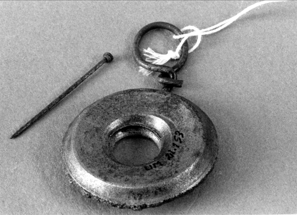 Föremål av kopparlegering.
1) Nål med rund huvudknopp. 
2) Ögla.
3) Ring med fasad kant.