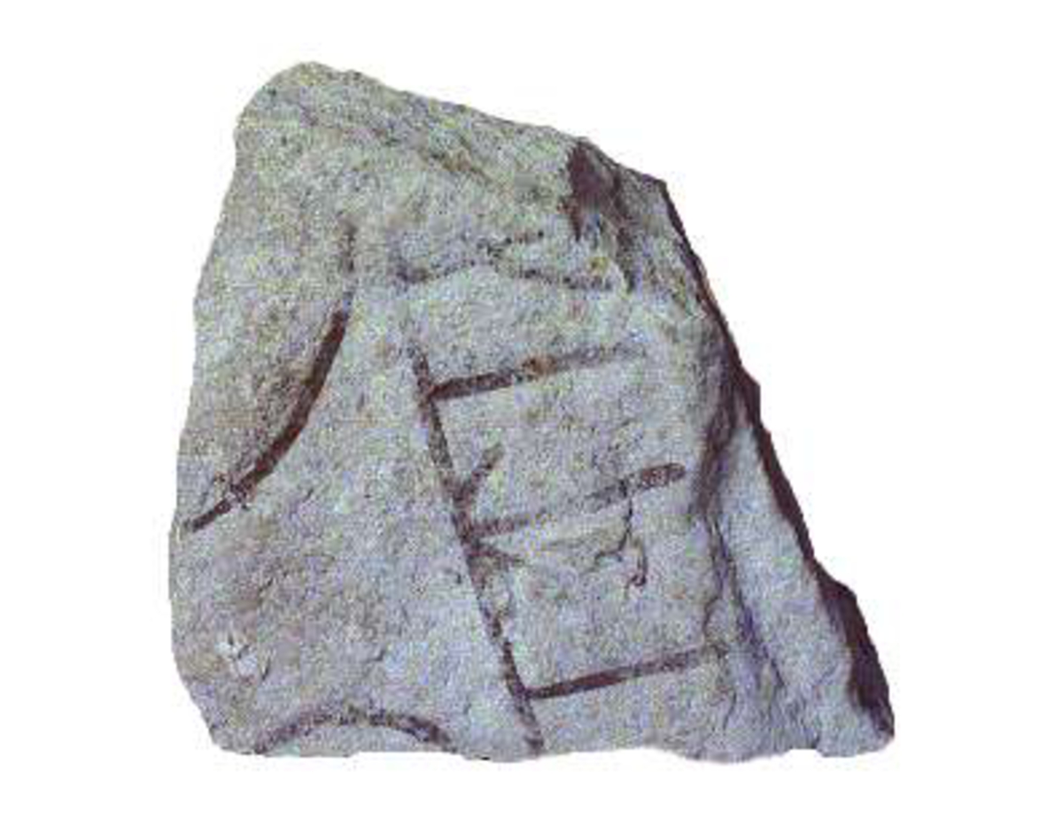 Runstensfragment av grå granit med runslinga på två sidor, röd- och svartmålade. Inskrift  A: "...ina  x  fitiR...", "        B: "...ur  x  ...a x k...", (= ... denna (sten) efter...).