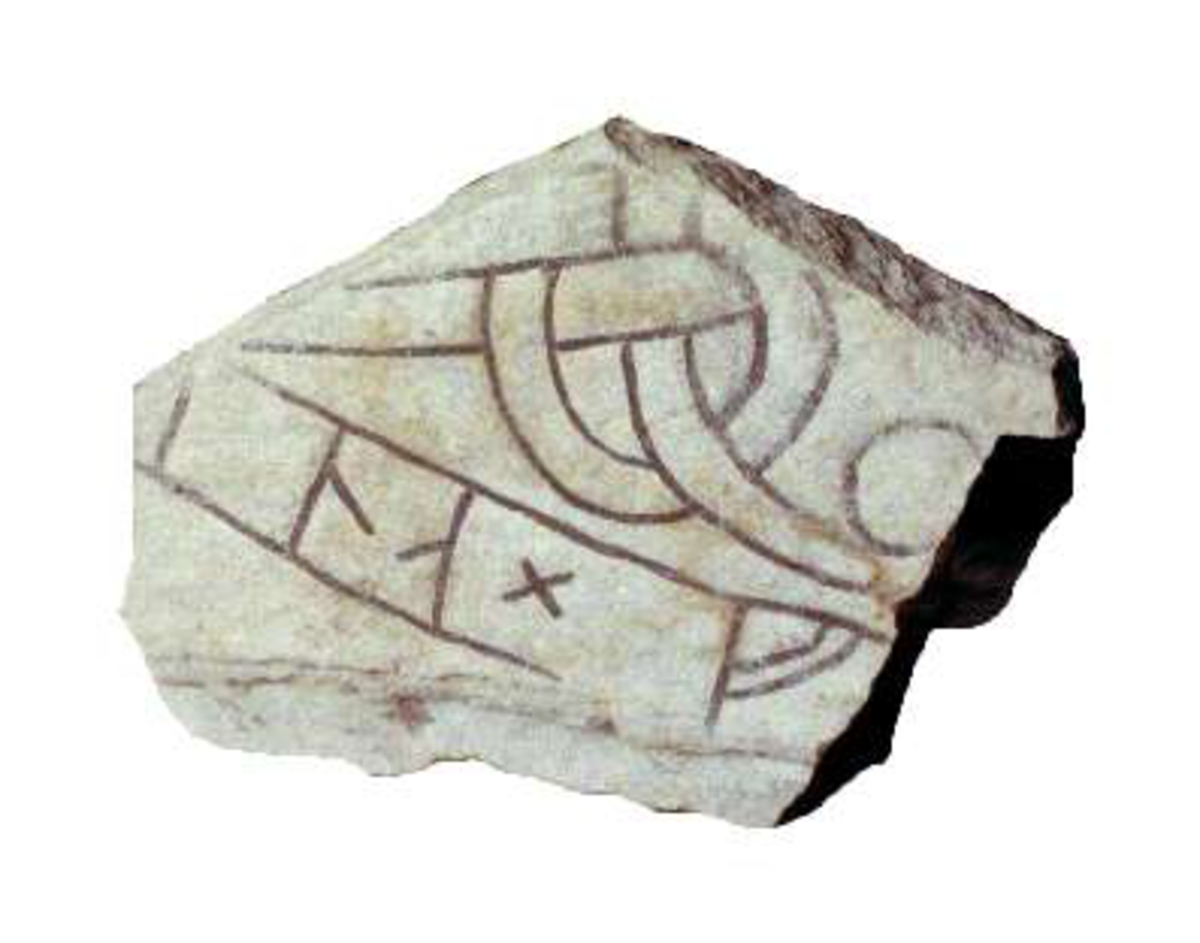 Runstensfragment av grå granit med runslinga på två sidor, röd- och svartmålade. Inskrift  A: "...ina  x  fitiR...",  "  B: "...ur  x  ...a x k...", (= ... denna (sten) efter...).

