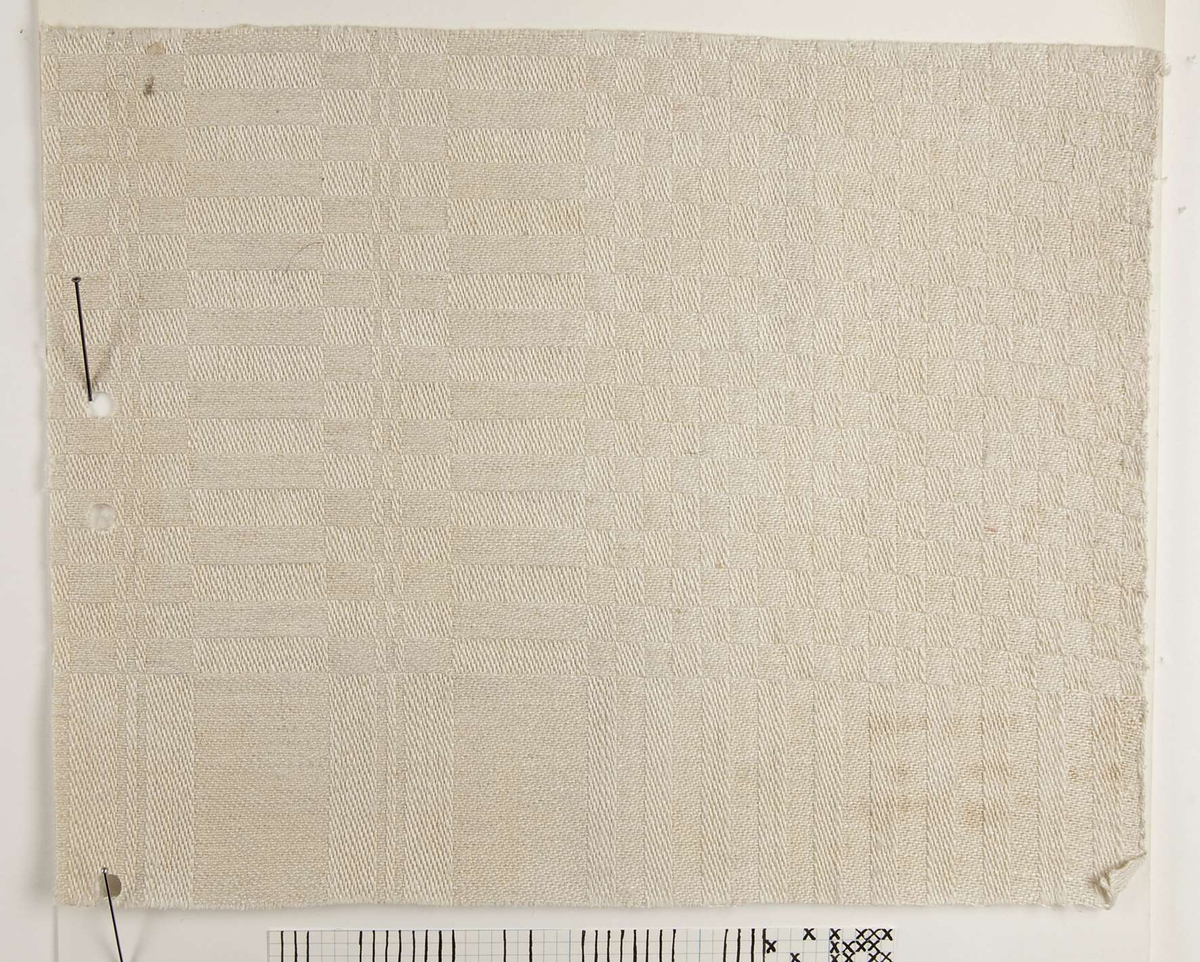 Vävprov av handduk i hellinne. Vävprovet är klistrat vid ett tjockt papper märkt "B 1827". På papperet finns även information om väven.