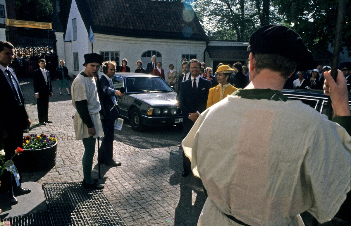 Drottning Silvia och kung Carl XVI Gustaf uppvaktas vid invigningen av utställningen Vårt Uppsala på Upplandsmuseet, Uppsala 1986