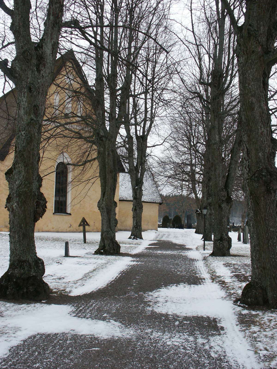Kyrkogården vid Veckholms kyrka, Veckholms socken, Uppland februari 2005