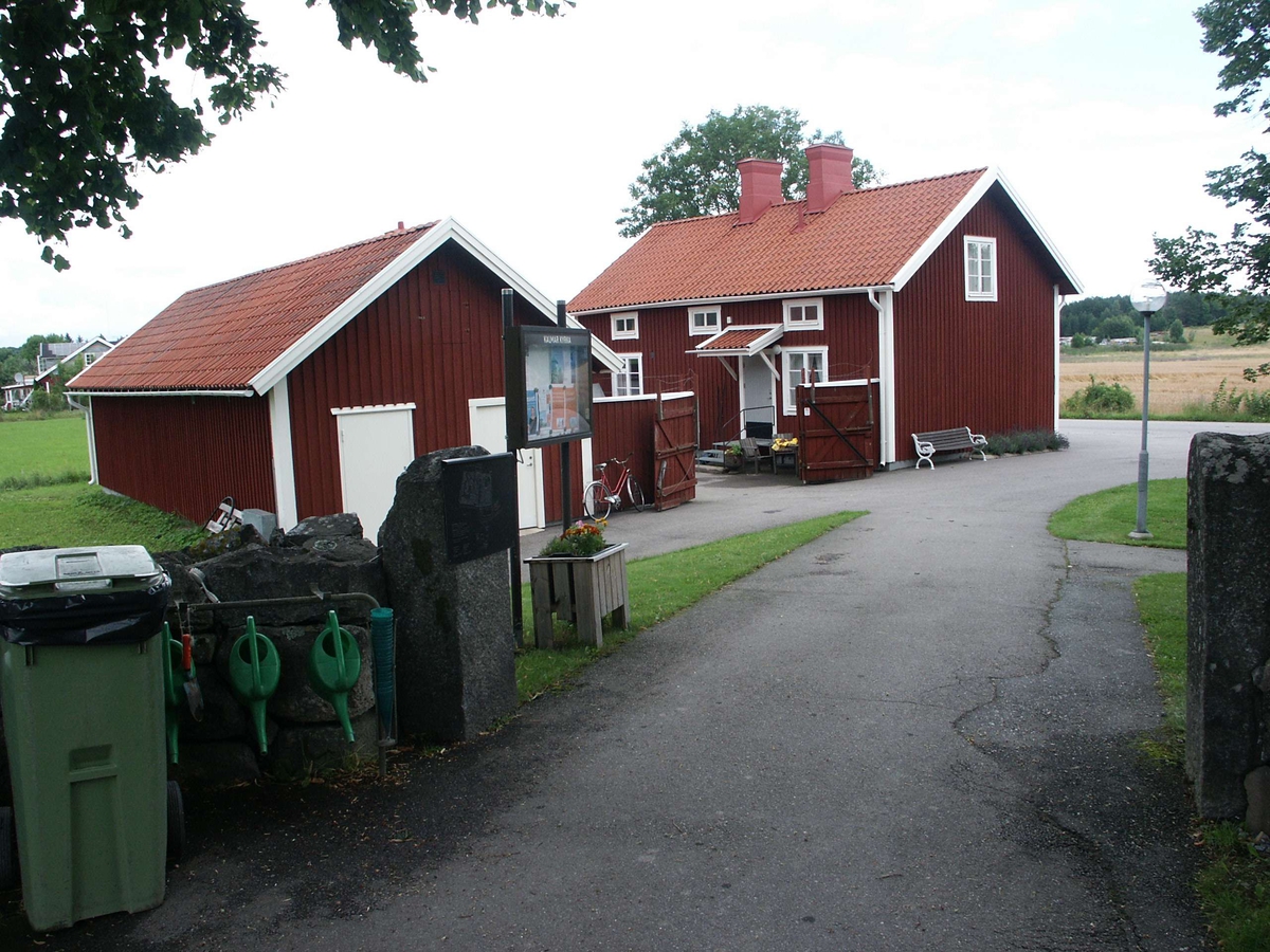 Det gamla ålderdomshemmet och uthus från 1971 vid Kalmar kyrka, Kalmar socken, Uppland 2005
