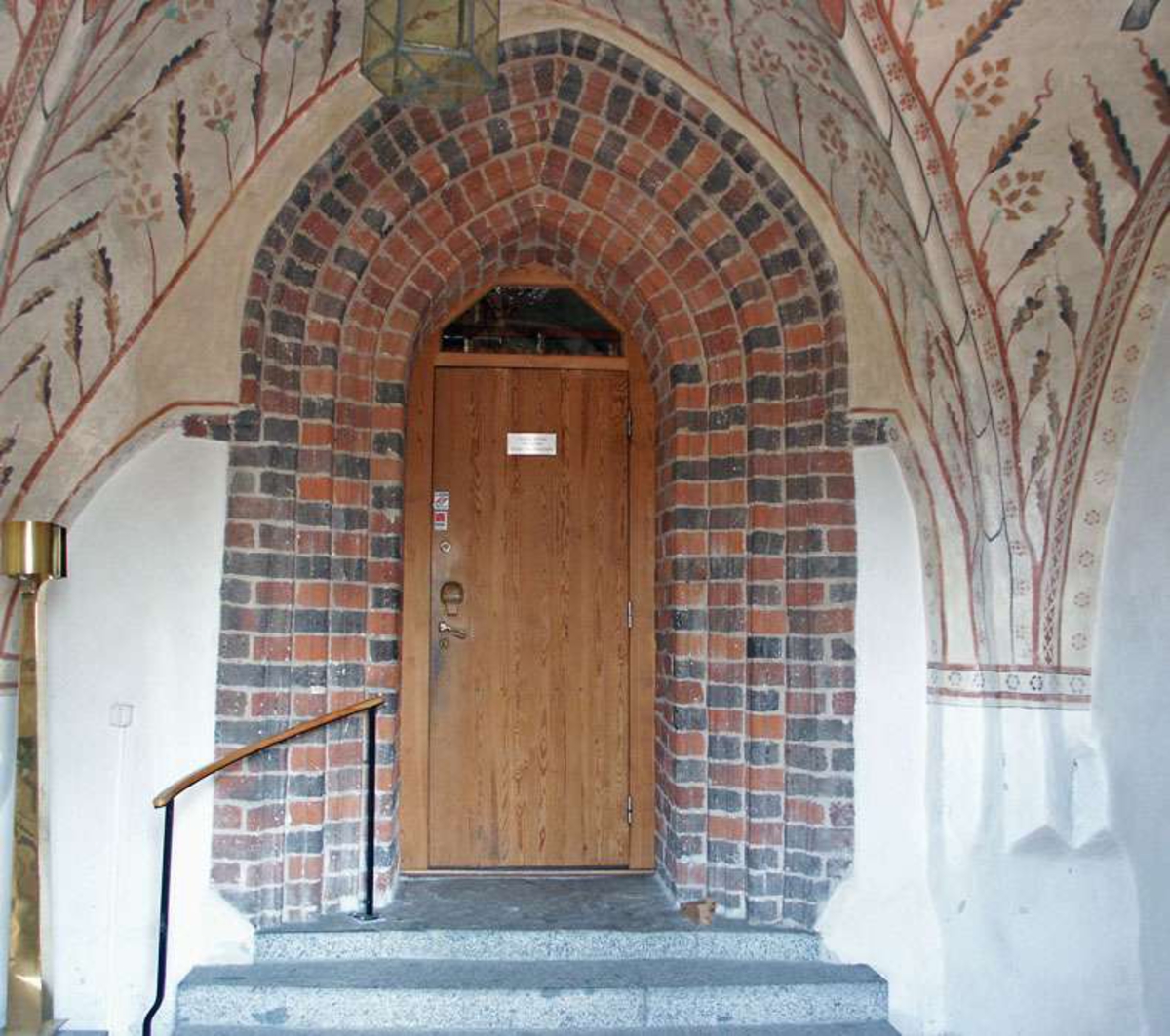 Portal i vapenhuset, Knivsta kyrka, Knivsta socken, Uppland 2006