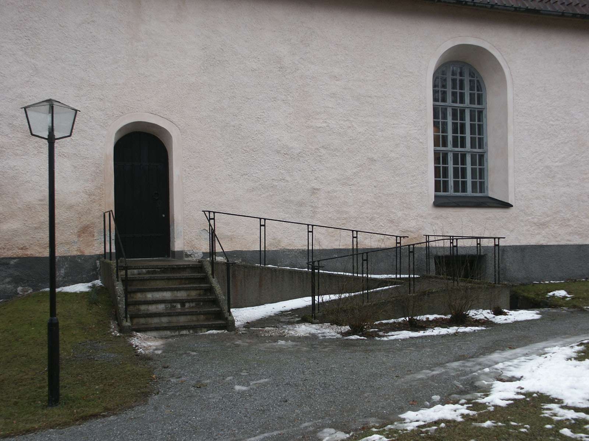 Rullstolsramp vid Giresta kyrka, Giresta socken, Uppland 2003