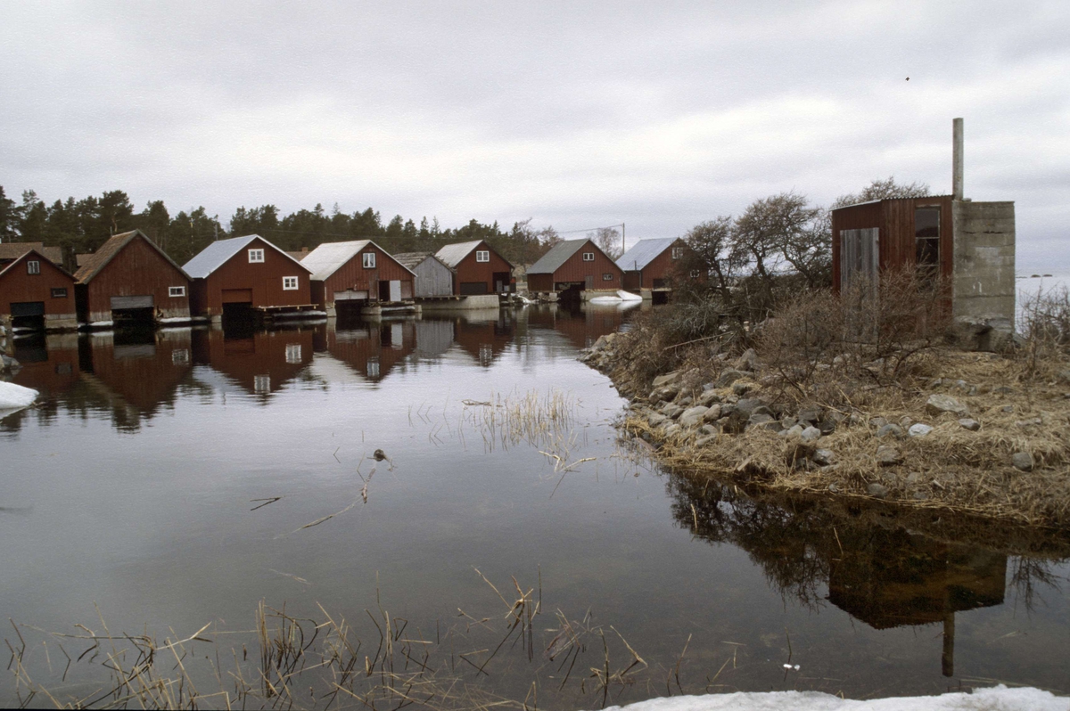Sjöbodar i Storhamn samt rökkur på Glaskalludden, Fågelsundets fiskehamn, Hållnäs socken, Uppland 2000